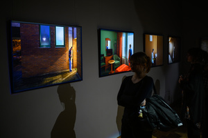 Wystawa: Hotel - Uczestnicy oglądający wystawę „Hotel”