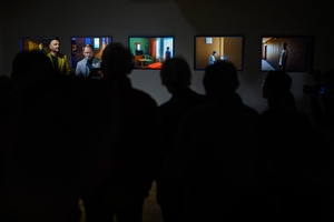 Wystawa: Hotel - Marcin Dąbek przemawiający podczas wernisażu wystawy „Hotel”