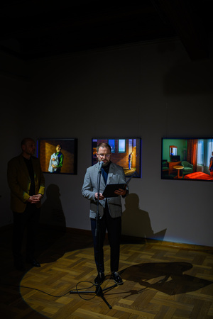 Wystawa: Hotel - Marcin Dąbek przemawiający podczas wernisażu wystawy „Hotel”