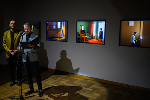 Wystawa: Hotel - Marcin Dąbek przemawiający podczas wernisażu wystawy „Hotel”