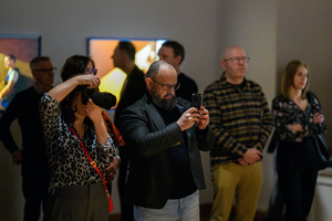 Wystawa: Hotel - Uczestnicy podczas wernisażu