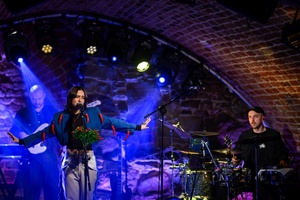 Koncert: Ania Szlagowska - Wokalistka Ania Szlagowska występuje z zespołem muzycznym podczas koncertu.