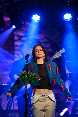 Koncert: Ania Szlagowska - Wokalistka Ania Szlagowska występuje z zespołem muzycznym podczas koncertu.