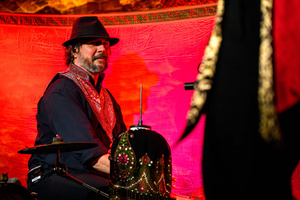 Koncert: Dikanda - Daniel Kaczmarczyk grający na instrumentach perkusyjnych podczas koncertu zespołu Dikanda