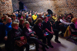 Koncert: Dikanda - Publiczność gromadząca się w Piwnicach TCK