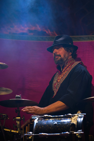 Koncert: Dikanda - Daniel Kaczmarczyk grający na instrumentach perkusyjnych podczas koncertu zespołu Dikanda