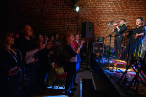 Koncert: Dikanda - Dikanda podczas braw na scenie Piwnic TCK