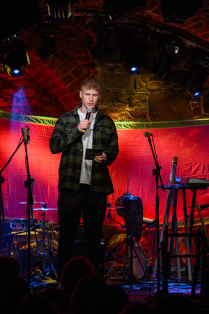 Koncert: Dikanda - Na scenie Adrian Kuchyt podczas zapowiedzi