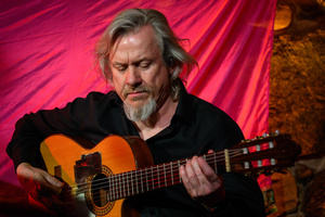 Koncert: Dikanda - Piotr Rejdak grający na gitarze podczas koncertu zespołu Dikanda