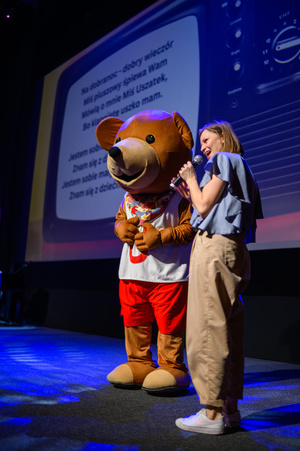 Rozmarzone poranki: Nowe przygody Misia Uszatka - Od lewej Miś Uszatek oraz Agnieszka Hołda-Myśliwiec na scenie kina Marzenie