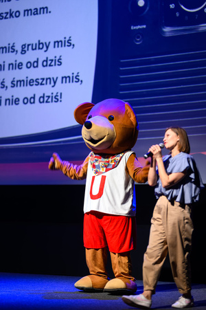 Rozmarzone poranki: Nowe przygody Misia Uszatka - Od lewej Miś Uszatek oraz Agnieszka Hołda-Myśliwiec na scenie kina Marzenie