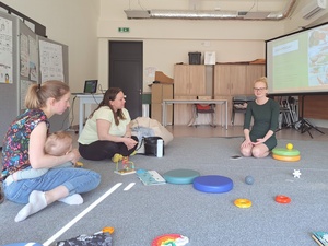 Tu mamy spotkamy: Maluch przy stole - Uczestniczki podczas spotkania