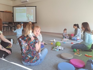 Tu mamy spotkamy: Maluch przy stole - Uczestniczki podczas spotkania