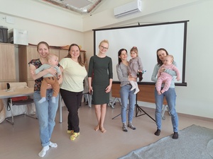 Tu mamy spotkamy: Maluch przy stole - Uczestniczki podczas spotkania