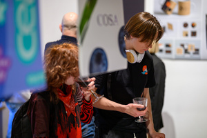 Wystawa: Oczopląs - Uczestnicy oglądający wystawę "Oczopląs"