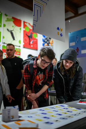 Wystawa: Oczopląs - Uczestnicy oglądający wystawę "Oczopląs"