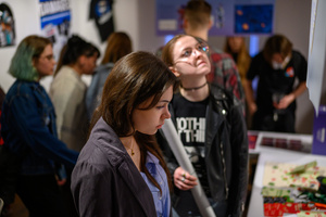 Wystawa: Oczopląs - Uczestnicy oglądający wystawę "Oczopląs"