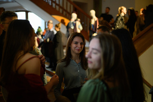 Wystawa: Oczopląs - Uczestnicy oglądający wystawę "Oczopląs"