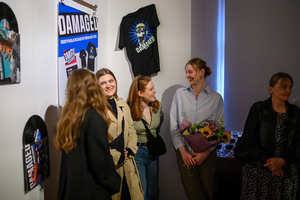 Wystawa: Oczopląs - Uczestnicy oglądający wystawę "Oczopląs"