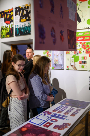 Wystawa: Oczopląs - Uczestnicy oglądający wystawę "Oczopląs"