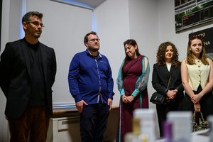 Wystawa: Oczopląs - Od lewej: dr hab. Przemysław Pokrywka - Kierownik Katedry Grafiki oraz autorzy dyplomów z katedry designu