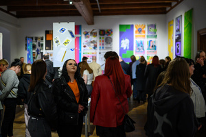 Wystawa: Oczopląs - Uczestnicy oglądający wystawę "Oczopląs"