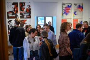 Wystawa: Oczopląs - Uczestnicy oglądający wystawę "Oczopląs"