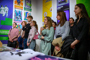 Wystawa: Oczopląs - Uczestnicy oglądający wystawę "Oczopląs"