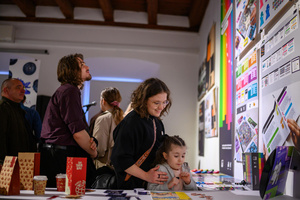 Wystawa: Oczopląs - Uczestnicy oglądający wystawę "Oczopląs"