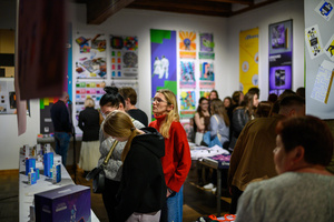 Wystawa: Oczopląs - Uczestnicy oglądający wystawę "Oczopląs"