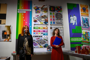 Wystawa: Oczopląs - dr Marta Dubanowicz Kierownik Katedry Designu przemawiająca podczas otwarcia oraz dr Agnieszka Bartak-Lisikiewicz Dziekan Wydziału Sztuki