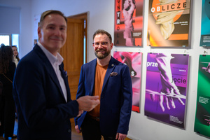 Wystawa: Oczopląs - Od lewej: Dyrektor Tarnowskiego Centrum Kultury - Tomasz Kapturkiewicz oraz Marcin Dąbek