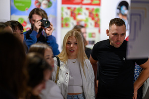 Wystawa: Oczopląs - Uczestnicy oglądający wystawę "Oczopląs"