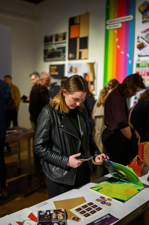 Wystawa: Oczopląs - Uczestnicy oglądający wystawę "Oczopląs"