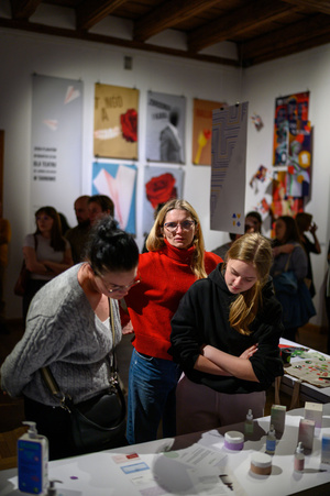 Wystawa: Oczopląs - Uczestnicy oglądający wystawę "Oczopląs"