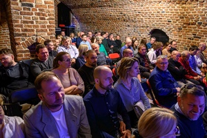 Koncert jazzowy: New Bone - Publiczność w Piwnicach TCK oczekująca na rozpoczęcie koncertu.