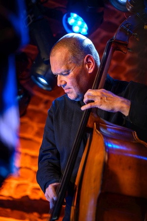 Koncert jazzowy: New Bone - Zespół New Bone w trakcie wykonania utworu na żywo.