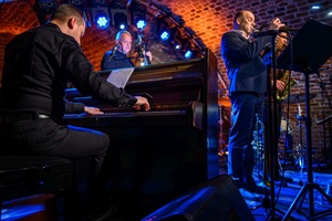 Koncert jazzowy: New Bone - Zespół New Bone w trakcie wykonania utworu na żywo.