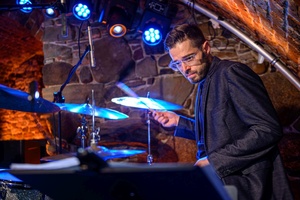 Koncert jazzowy: New Bone - Zespół New Bone w trakcie wykonania utworu na żywo.