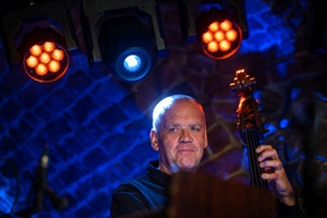 Koncert jazzowy: New Bone - Zespół New Bone w trakcie wykonania utworu na żywo.