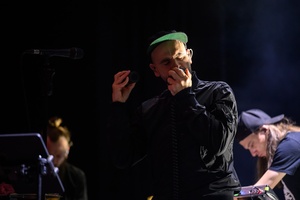 Koncert: Fisz Emade Tworzywo - Na scenie śpiewający Bartek Fisz Waglewski