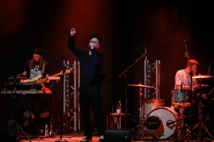 Koncert: Fisz Emade Tworzywo - Na scenie śpiewający Bartek Fisz Waglewski