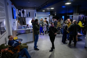 Koncert: Fisz Emade Tworzywo - Publiczność przybywająca na koncert w hallu kina Marzenie