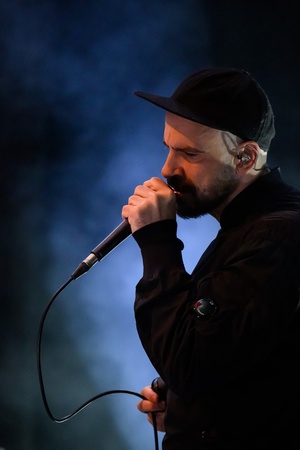 Koncert: Fisz Emade Tworzywo - Na scenie śpiewający Bartek Fisz Waglewski