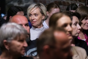 Koncert: Pracownia Piosenki "Na przekór" - Przed koncertem, widok publiczności na widowni.