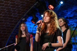 Koncert: Pracownia Piosenki "Na przekór" - Podczas koncertu. Na scenie artyści Pracowni Piosenki.