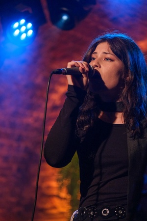 Koncert: Pracownia Piosenki "Na przekór" - Podczas koncertu. Na scenie artyści Pracowni Piosenki.