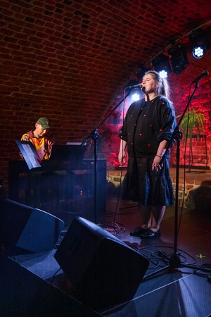 Koncert: Pracownia Piosenki "Na przekór" - Podczas koncertu. Na scenie artyści Pracowni Piosenki.