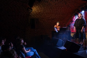 Koncert: Pracownia Piosenki "Na przekór" - Podczas koncertu. Na scenie artyści Pracowni Piosenki.