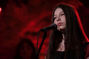 Koncert: Pracownia Piosenki "Na przekór" - Podczas koncertu. Na scenie artyści Pracowni Piosenki.